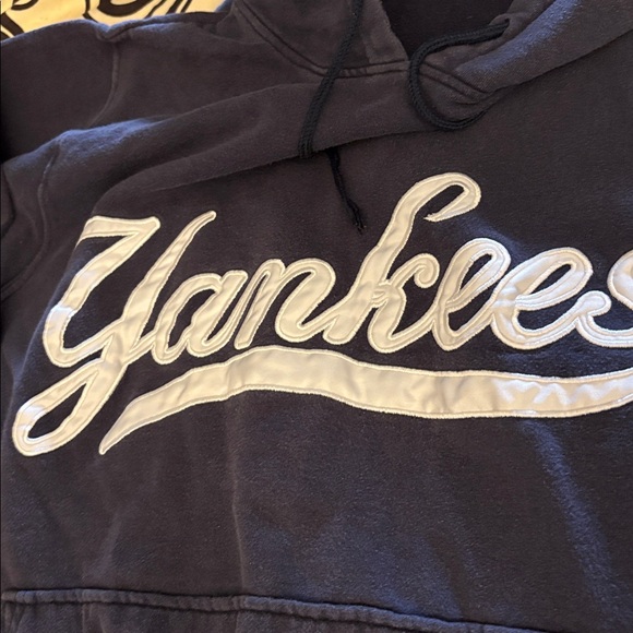 Vintage rare majestic tag
Yankees embroidered 
Front & sleeve logo 
Comfortable - Picture 9 of 9